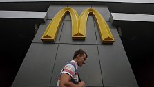 Maskvoje vyras eina &scaron;alia uždaryto &bdquo;McDonald's&ldquo; restorano