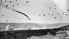 Vokiečių para&scaron;iutininkai leidžiasi Kretoje (1941 m. gegužė)