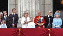 Britų karali&scaron;koji &scaron;eima (i&scaron; kairės): lordas Ivaras Mountbattenas, princas Williamas, Kornvalio hercogienė Camilla, Ivaro Mountbatteno dukra Ella, princas Charlesas, princas Edwardas ir karalienė Elizabeth II (2005 m.)