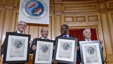I&scaron; kairės: &scaron;veicarų biologas Hansas Herrenas, žmogaus teisų gynėjas ir advokatas i&scaron; Gazos ruožo Raji Sourani, Denisas Mukwege ir amerikietis Paulas Walkeris