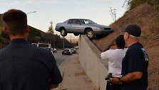 Automobilis ant atraminės betono sienos