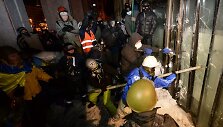 Maidano aktyvistai pabandė įsiveržti į Ukrainos rūmus Europos aik&scaron;tėje.