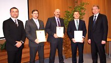 I&scaron;skirtinai vyri&scaron;ką &bdquo;Metų prokurorų&ldquo; laimėtojų kompaniją (viduryje i&scaron; kairės): A.Stanislovaitį, Z.Tuli&scaron;evskį ir V.Kukaitį pasveikino generalinis prokuroras D.Valys (de&scaron;inėje) ir konkurso iniciatorius prokuroras S.Galminas(kairėje), įteikdami garbės ra&scaron;tus ir vardines dovanas.