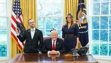 Nikas Džianopulas su D.Trumpu ir M.Trump