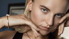 Ugnė Gelgotaitė juvelyrikos dirbinių &bdquo;Rosato&ldquo; reklamoje