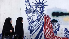 Iranietės eina per JAV ambasadą Teherane / ATTA KENARE / AFP