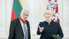 Dalia Grybauskaitė apdovanojo Tomą Venclovą ordinu &bdquo;Už nuopelnus Lietuvai&ldquo; Komandoro didžiuoju kryžiumi
