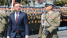 Karinis paradą Var&scaron;uvoje sveikina prezidentas A.Duda