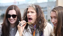 &bdquo;Aerosmith&ldquo; vokalistas Stevenas Tyleris su gerbėjomis Vilniaus oro uoste