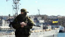Rusijos karys netoli Ukrainos karinio laivo &bdquo;Slavutyčius&ldquo;, Sevastopolyje.