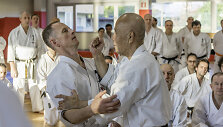 Aivaras Engelaitis (kairėje) su savo mokytoju Sensei Taira i&scaron; Okinavos