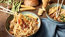 Wok vi&scaron;tiena su kokosų pienu ir daržovėmis