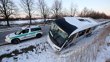 Biržų rajone nuo kelio nuslydo mar&scaron;rutinis autobusas