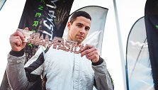 Trofėjumi džiaugiasi Jonas Po&scaron;kus