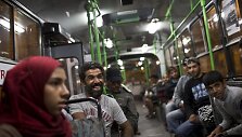Migrantai autobusais vežami prie sienos su Austrija