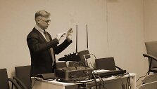 Gintaras Sodeika groja &bdquo;Thermenvox&ldquo; instrumentu