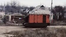 Rusai ant tankų pradėjo montuoti jūrinius transportinius konteinerius.