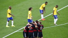 Vokietijos futbolininkai džiaugiasi įvarčiu