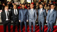 I&scaron; kairės &ndash; Phillas Neville'as, Ryanas Giggsas, Nicky Nuttas, Davidas Beckhamas, ir Gary Neville'as