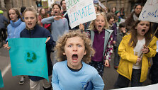 Protestuotojai prie&scaron; klimato kaitą blokavo kelius Londone