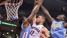 Jonas Valančiūnas kovoja su &bdquo;Nuggets&ldquo; žaidėjais
