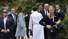 D.Trumpas Nacionalinę maldos už uragano aukas dieną atvyko į pamaldas. 