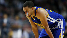 Stephenas Curry &scaron;audė pro &scaron;alį