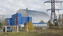Černobylyje naujas milžini&scaron;kas gaubtas pradėtas stumti ant branduolinio reaktoriaus