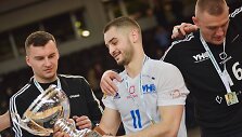 Laurynas Palevičius džiaugiasi taure.