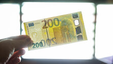 Pristatyti naujosios serijos &bdquo;Europa&ldquo; 100 ir 200 eurų banknotai