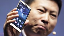 Richardas Yu laiko telefoną &bdquo;Huawei Mate S&ldquo;