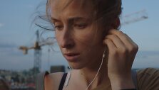 Kadras iš filmo &bdquo;Žmonės, kuriuos pažįstam&ldquo; (Just a Moment)
