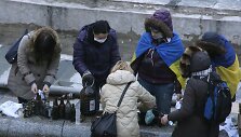 Kijeve moterys ruo&scaron;ia Molotovo kokteilius
