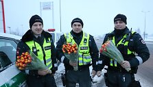 Moters dienos proga pareigūnai moterims dovanojo gėles