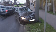 Kaune BMW rėžėsi į stulpą