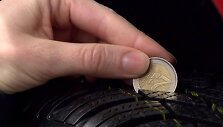 Atlikti bandymai atskleidžia ypač pablogėjusias padangos sukibimo savybes ant sniego ir ledo dangos, jau esant 4mm protektoriaus gyliui.