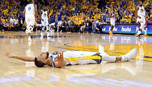 Stephenas Curry pelnė 35 ta&scaron;kus, vien per trečią kėlinį 18.
