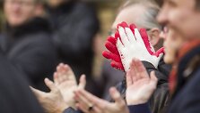 Susirinkę žiniasklaidos atstovai paplojo STT pareigūnams už &bdquo;gerą darbą&ldquo;.