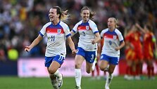 Lauren Hemp ir Anglijos futbolininkės &scaron;venčia Europos čempionių titulą