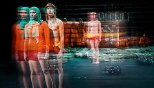 Scena i&scaron; spektaklio &bdquo;Mūsų smurtas ir jūsų smurtas&ldquo; (rež. Oliveris Frljićius). Nuotr. aut. D.Matvejev