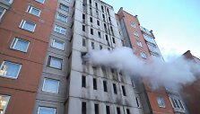 Gaisras laiptinėje Kuncų gatvėje, Klaipėdoje, įsiplieskė nuo laiptinėje pamestos lovos. Kažkas neatsargiai elgamasis uždegė lovą, ugnis bemat i&scaron;plito. 