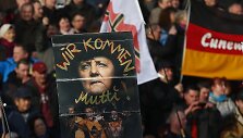 Europoje surengti prie&scaron; pabėgėlius nukreipti protestai