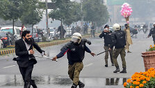 Pakistano policininkas vaikosi pe&scaron;tynėse dalyvavusį teisininką