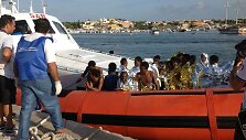 I&scaron;sigelbėję žmonės i&scaron; nuskendusio migrantų laivo &scaron;alia Lampedūzos salos