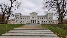 Oginskių rūmai Plungės parke