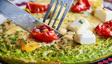 &Scaron;pinatų omletas su sūriu ir pomidorais