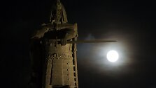 Įspūdinga mėnulio pilnatis &scaron;viečia Vilniui.