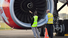 &bdquo;AirAsia&ldquo; lėktuvas susidūrė su pauk&scaron;čiais
