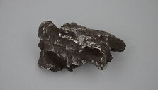 Sichote-Alinio geležinio meteorito skeveldra, kurią savo rankose galima palaikyti Lietuvos etnokosmologijos muziejuje. &Scaron;altinis: Lietuvos etnokosmologijos muziejaus fotoarchyvas.