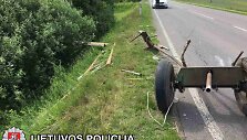 Vilniaus rajone automobilis trenkėsi į arklio traukiamą vežimą